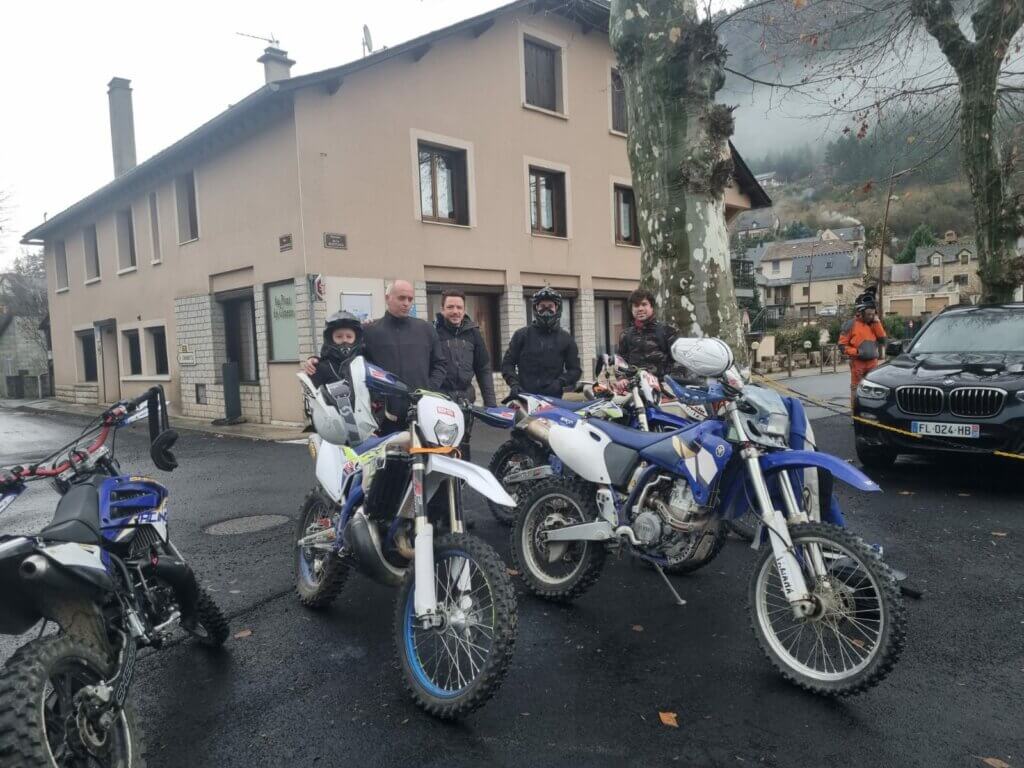 Moto Enduro Au Pont de la Ginéze - BARJAC-
